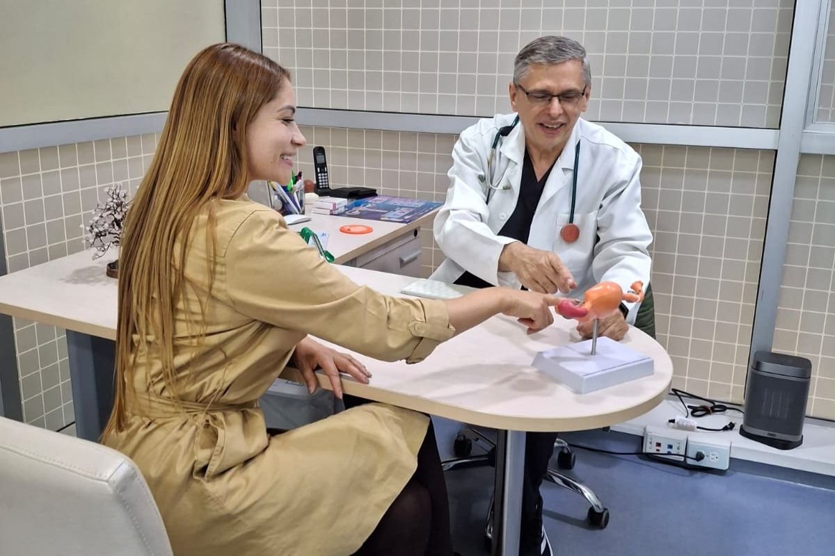Consulta de valoración para labioplastia con láser CO₂ con el Dr. Carlos Paternina, especialista en cirugía íntima femenina en Bogotá.