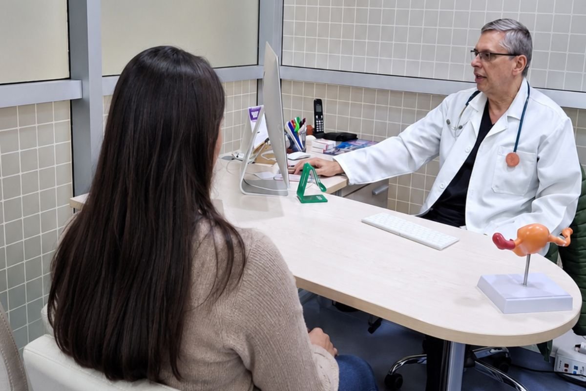 El Dr. Carlos Paternina realiza una valoración personalizada durante una consulta de ginecología estética en Bogotá.