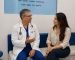 El Dr. Carlos Paternina conversa con una paciente durante una consulta de ginecología estética en Bogotá.