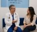 El Dr. Carlos Paternina conversa con una paciente durante una consulta de ginecología estética en Bogotá.