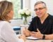 Médico conversando con una paciente en la menopausia durante una consulta ginecológica en un consultorio luminoso
