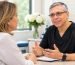 Médico conversando con una paciente en la menopausia durante una consulta ginecológica en un consultorio luminoso
