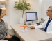 Consulta médica sobre labioplastia con el Dr. Carlos Paternina, especialista en cirugía íntima femenina, explicando el procedimiento a una paciente.