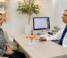 Consulta médica sobre labioplastia con el Dr. Carlos Paternina, especialista en cirugía íntima femenina, explicando el procedimiento a una paciente.
