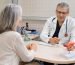 El Dr. Carlos Paternina explica el procedimiento de labioplastia con láser CO₂ durante una consulta personalizada en Bogotá.
